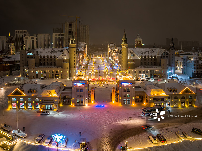 中国黑龙江哈尔滨世界欢乐城夜晚雪景航拍图片素材