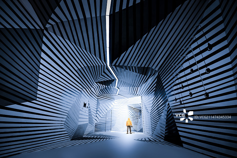 折叠空间，地下通道的奇幻色彩图片素材