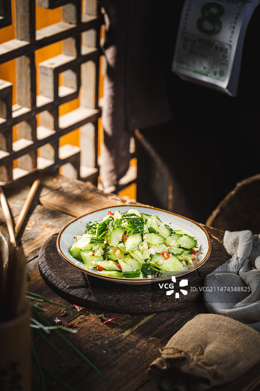 农家怀旧复古风格四川乐山传统特色小吃 美食 凉拌菜 凉菜 食品 凉拌黄瓜 拌黄瓜 黄瓜 爽口黄瓜 蒜图片素材