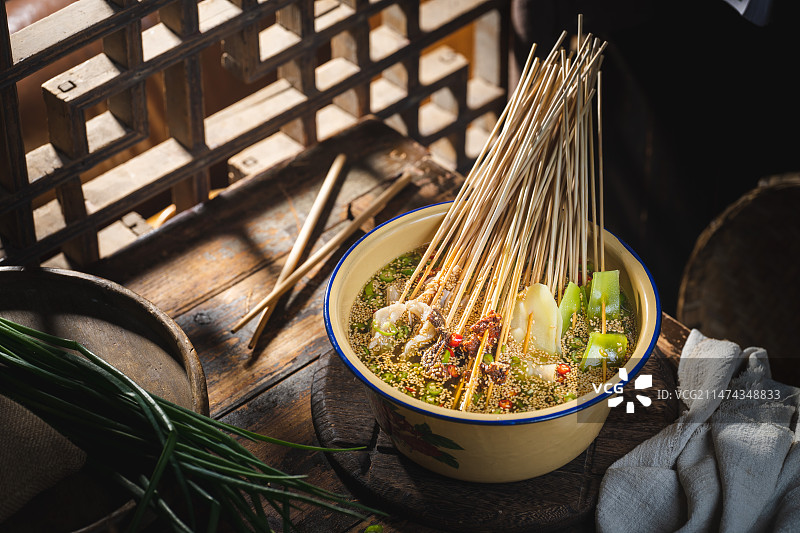 农家怀旧复古风格四川乐山传统特色小吃 钵钵鸡 藤椒钵钵鸡 乐山钵钵鸡 麻辣钵钵鸡 冷锅串串 藤椒鸡图片素材