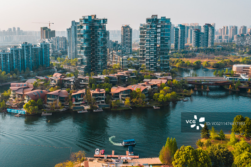 成都天府新区麓湖生态城，麓客岛白昼清晨航拍图片素材