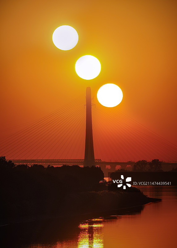 南京大胜关大桥悬日图片素材