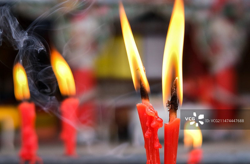 新年点燃蜡烛祈福图片素材