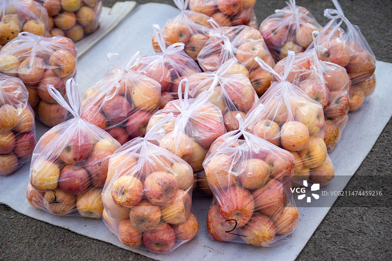 市场上销售的成袋苹果图片素材