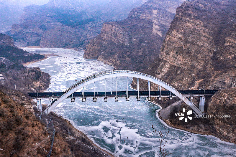 横跨在北京珍珠湖冰面上的亚洲第一铁路大桥图片素材