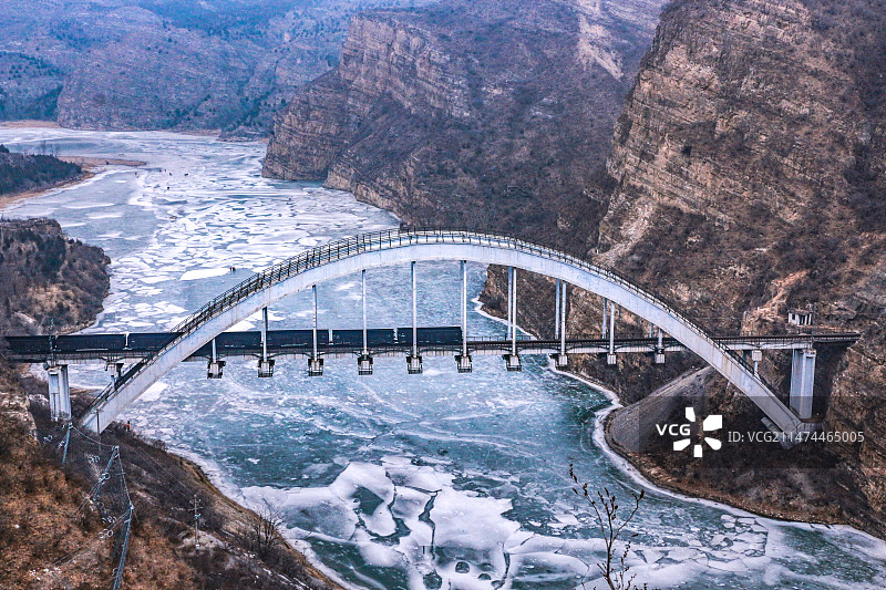 横跨在北京珍珠湖冰面上的亚洲第一铁路大桥图片素材