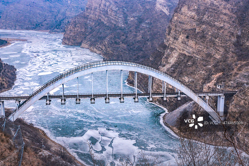 横跨在北京珍珠湖冰面上的亚洲第一铁路大桥图片素材