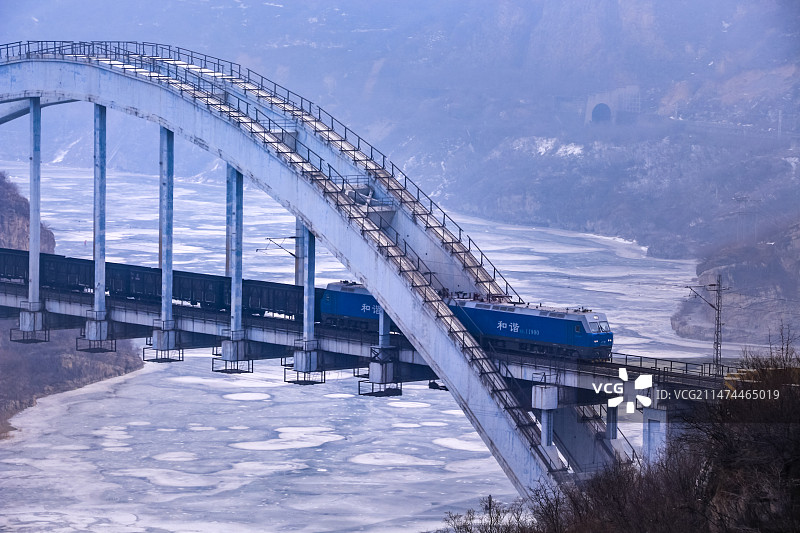 横跨在北京珍珠湖冰面上的亚洲第一铁路大桥图片素材