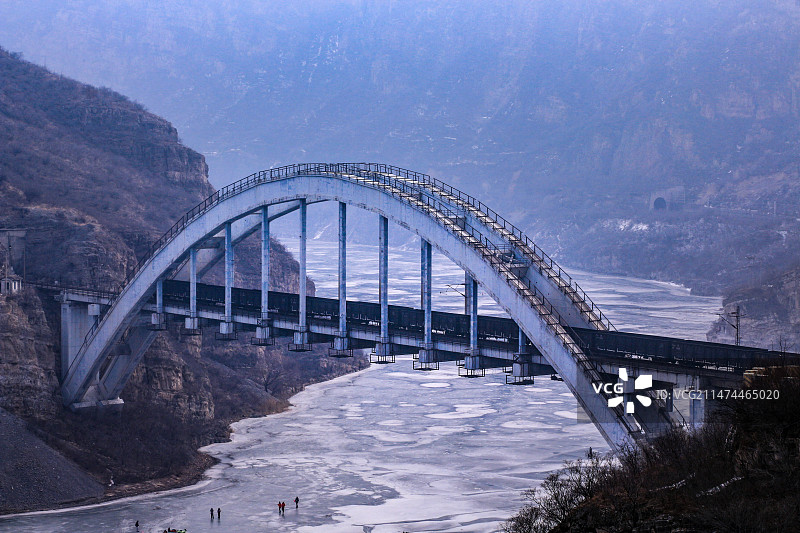 横跨在北京珍珠湖冰面上的亚洲第一铁路大桥图片素材