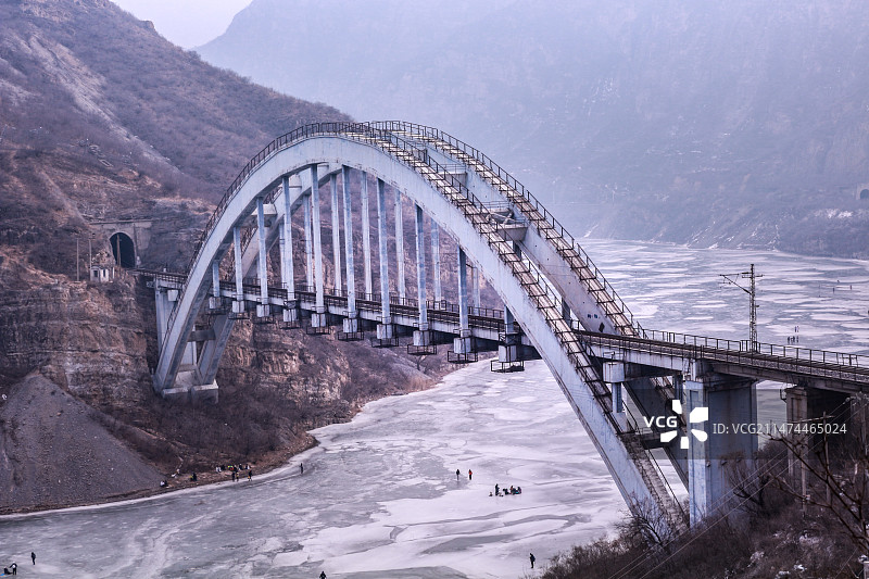 横跨在北京珍珠湖冰面上的亚洲第一铁路大桥图片素材