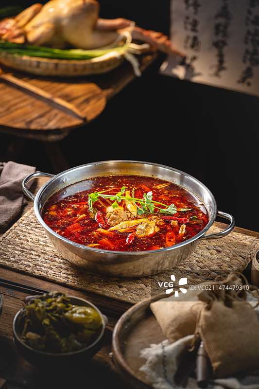 中式农家怀旧川菜冬季养生汤锅鸡汤肥肠鸡 肥肠芋儿鸡 麻辣肥肠鸡 芋儿肥肠鸡 砂锅肥肠鸡 香辣肥肠鸡图片素材