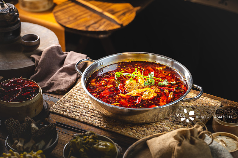 中式农家怀旧川菜冬季养生汤锅鸡汤肥肠鸡 肥肠芋儿鸡 麻辣肥肠鸡 芋儿肥肠鸡 砂锅肥肠鸡 香辣肥肠鸡图片素材