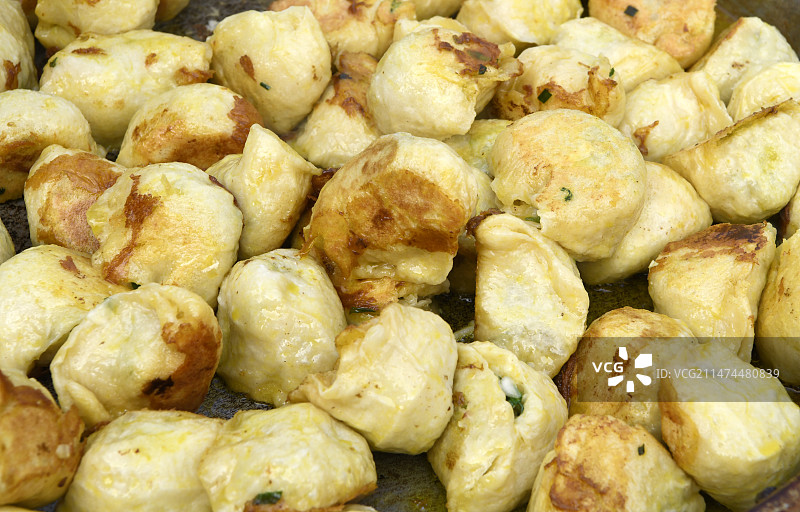 山东枣庄山亭区农村大集特色小吃水煎包图片素材