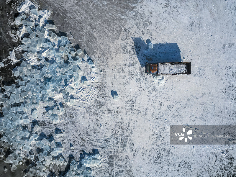 哈尔滨，结冰的松花江面，一辆货车为冰雪大世界采冰图片素材
