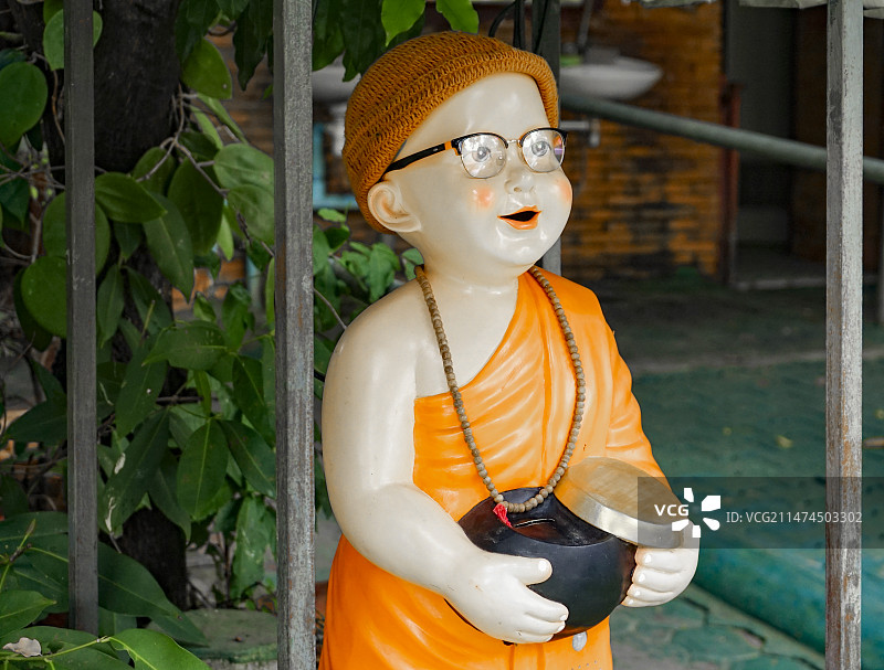 泰国清迈寺庙里的小和尚雕像图片素材