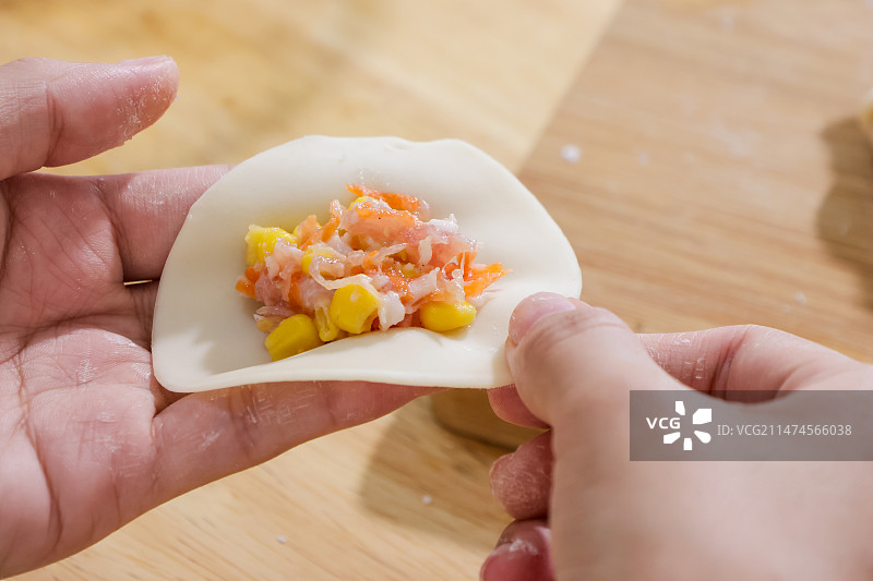 春节包饺子手部特写图片素材