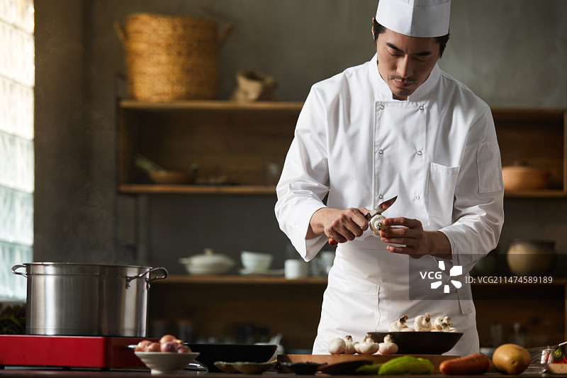 正在厨房做饭的中国厨师图片素材
