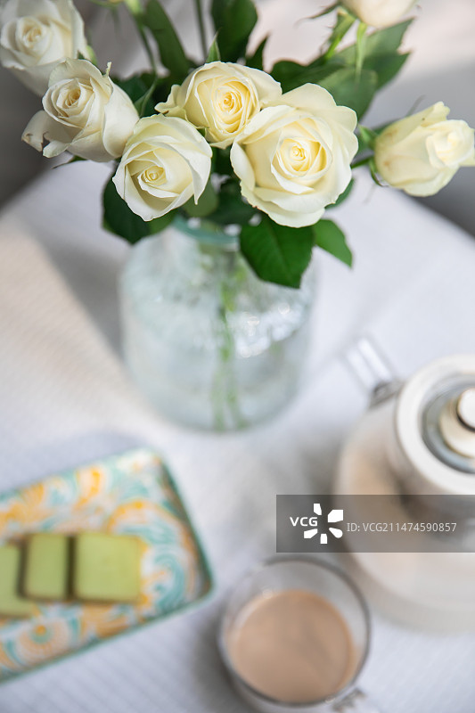 阳光下花香茶香书香的下午茶图片素材