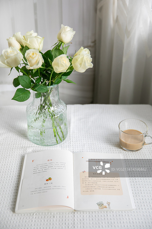 阳光下花香茶香书香的下午茶图片素材