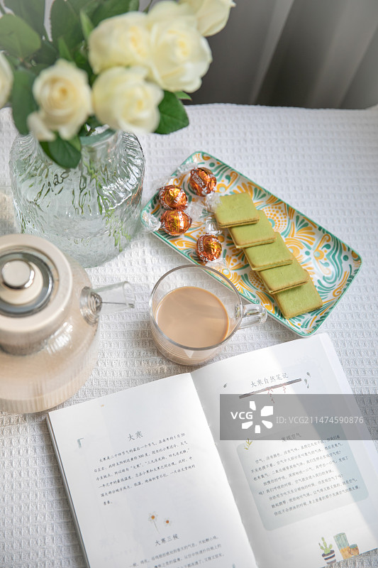 阳光下花香茶香书香的下午茶图片素材