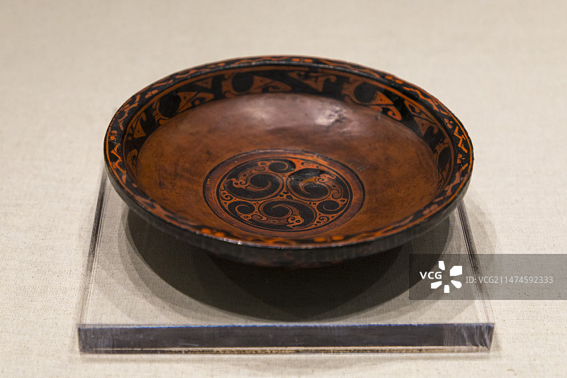 荆州博物馆西汉文物云凤纹漆盘图片素材