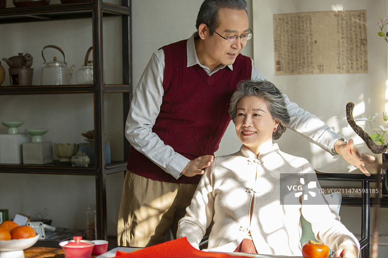 东方家庭过年：老年夫妇在书房按摩和放松图片素材