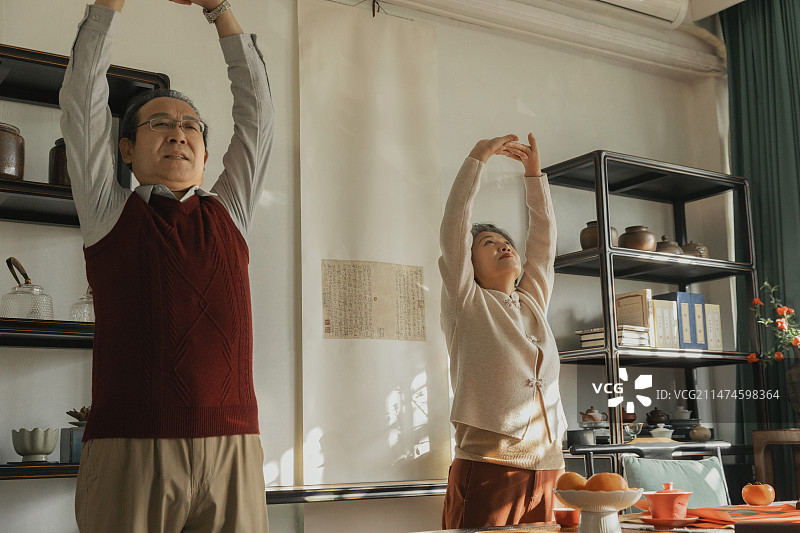老年夫妇在书房做八段锦养生操运动图片素材
