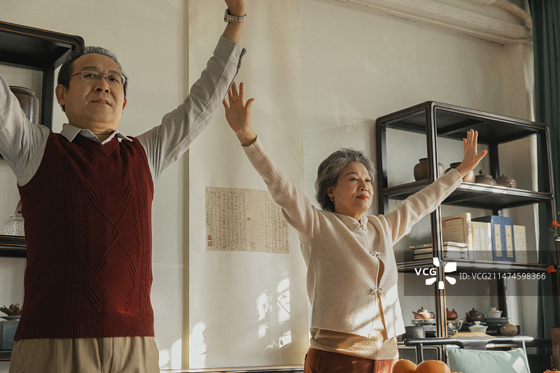 老年夫妇在书房做八段锦养生操运动图片素材