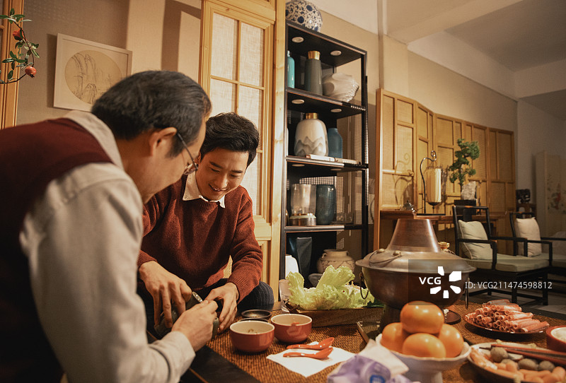 春节幸福父子年夜饭喝酒图片素材
