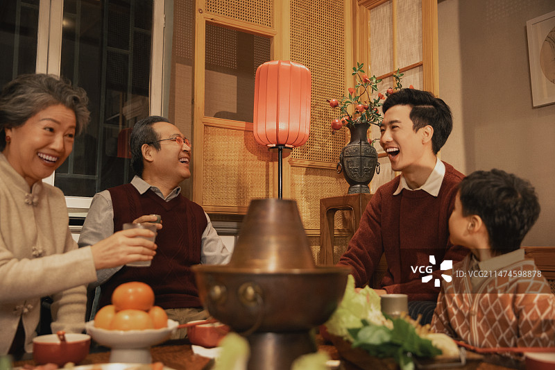 东方家庭吃团圆饭图片素材