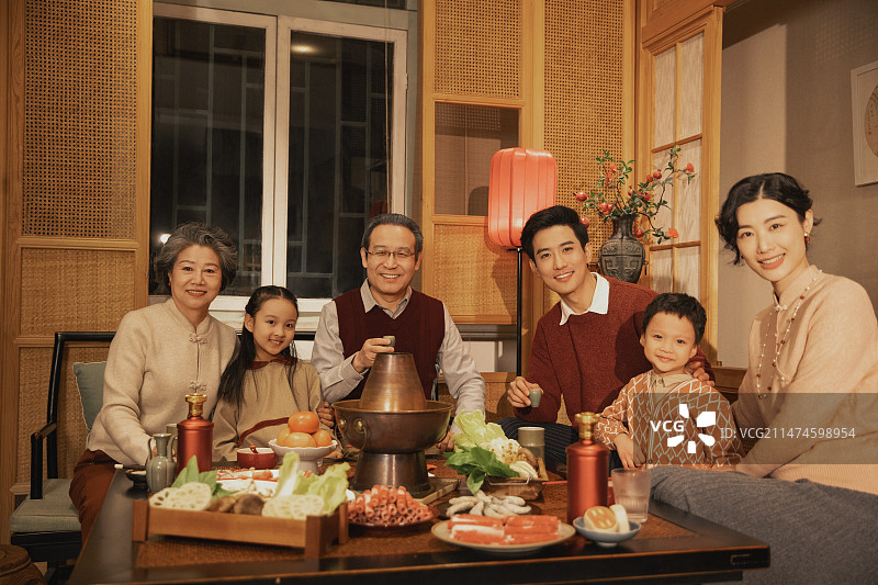 春节一家人吃年夜饭——火锅图片素材
