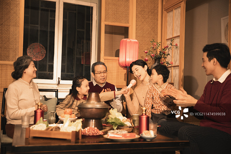 幸福家庭过年吃团圆饭,一起唱歌庆祝春节图片素材