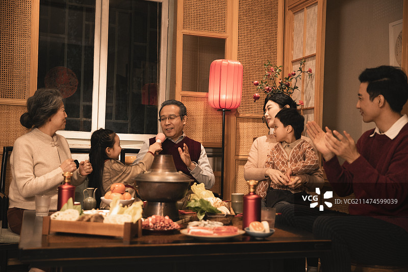幸福家庭过年吃团圆饭,一起唱歌庆祝春节图片素材