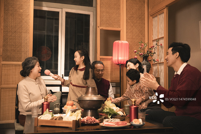 幸福家庭过年吃团圆饭,一起唱歌庆祝春节图片素材