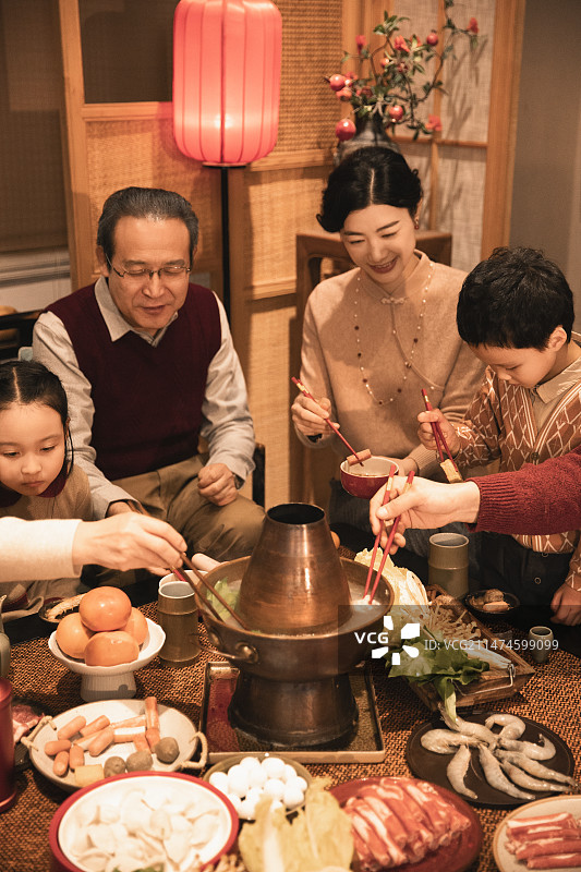 幸福家庭过年吃团圆饭——火锅图片素材