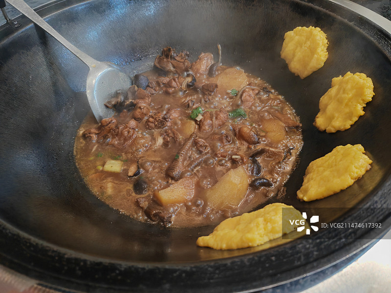 东北特色小吃铁锅炖图片素材