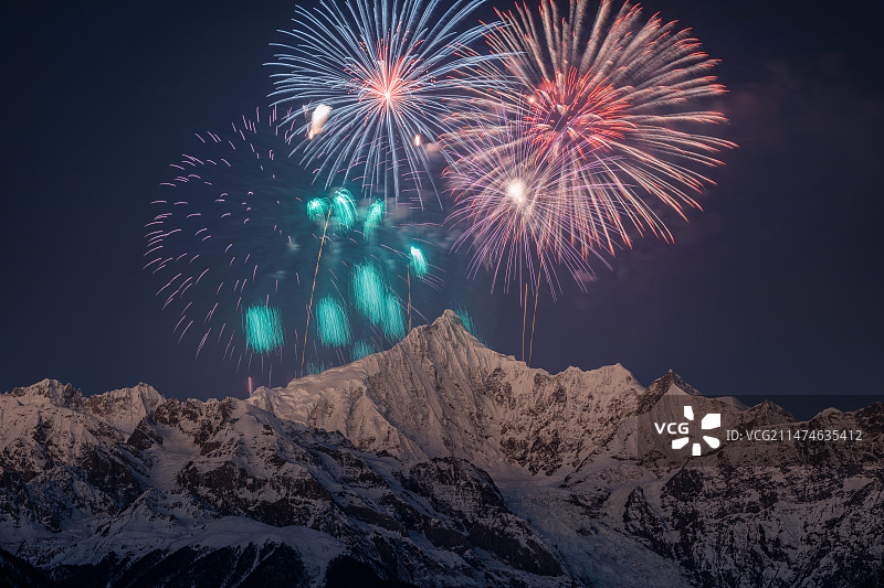 云南省迪庆藏族自治州德钦县梅里雪山烟花秀图片素材
