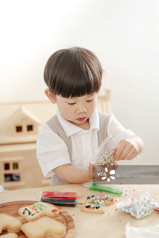 圣诞小男孩圣诞节给santa的饼干裱花图片素材