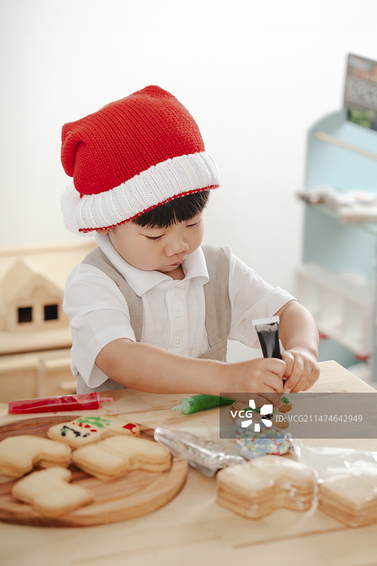 圣诞小男孩圣诞节给santa的饼干裱花图片素材