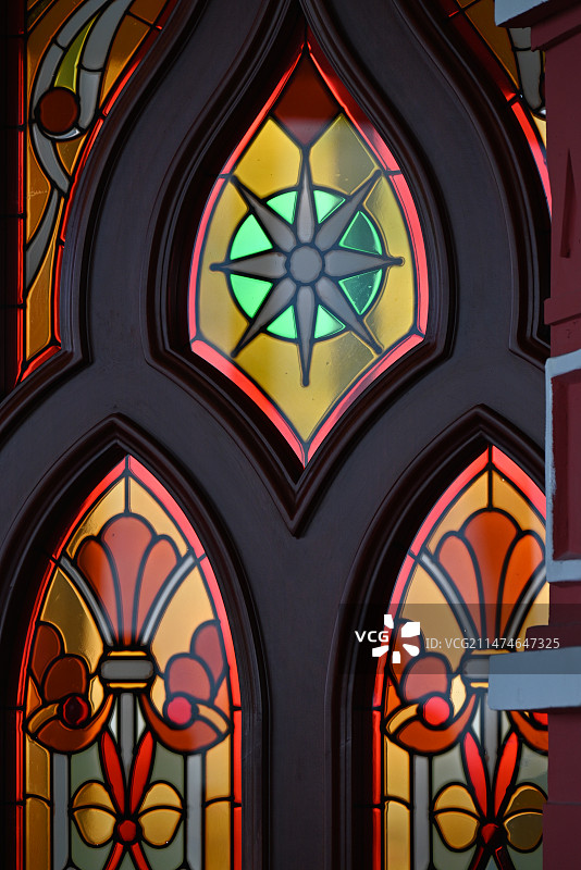 彩色玻璃窗全画面拍摄图片素材