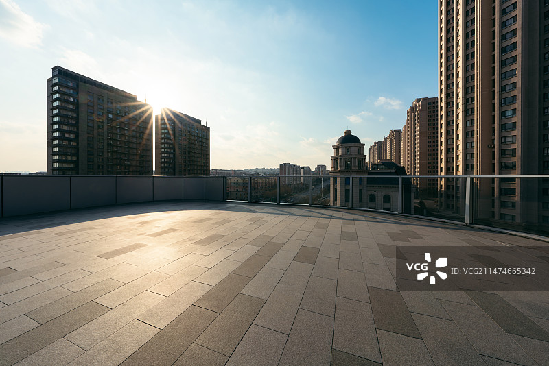 日落时办公大楼天台对城市天际线图片素材