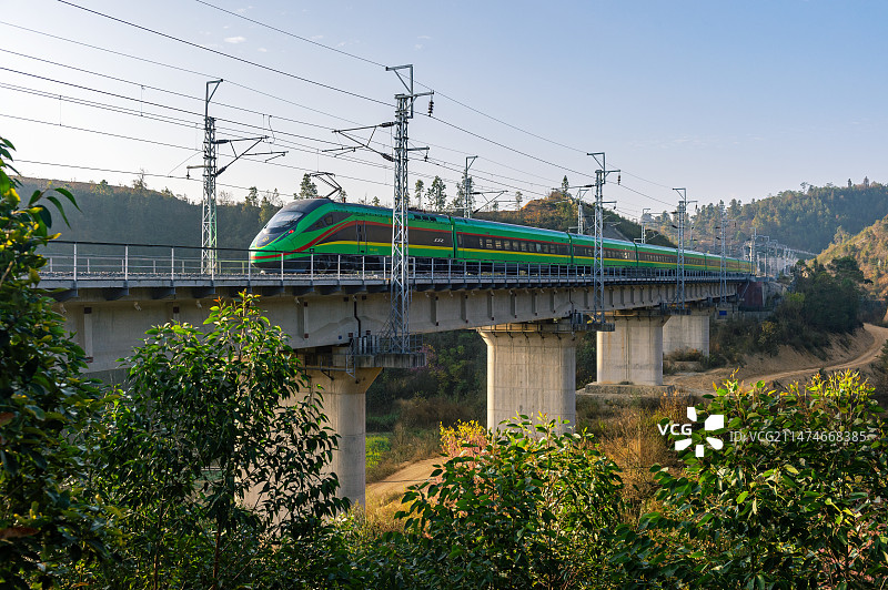 照片拍摄云南玉溪中老铁路，中老铁路一带一路黄金线上奔驰的列车图片素材