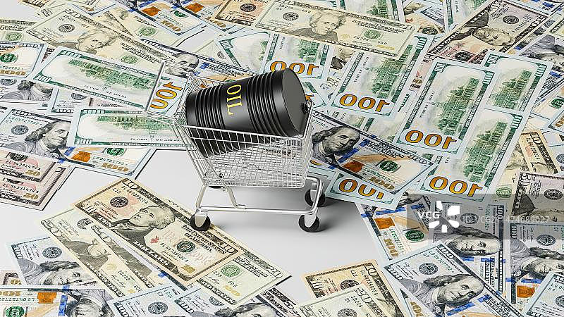 美元背景下的购物车里的石油桶图片素材