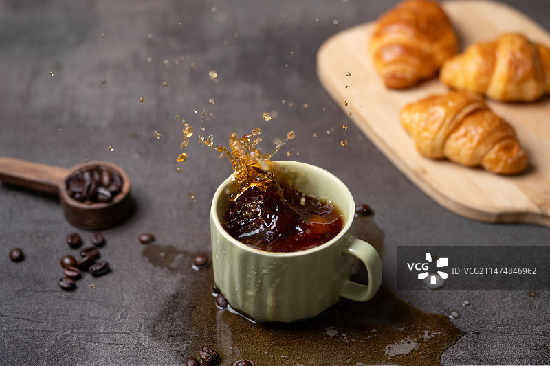 冰块掉落到美式咖啡里溅起水花图片素材