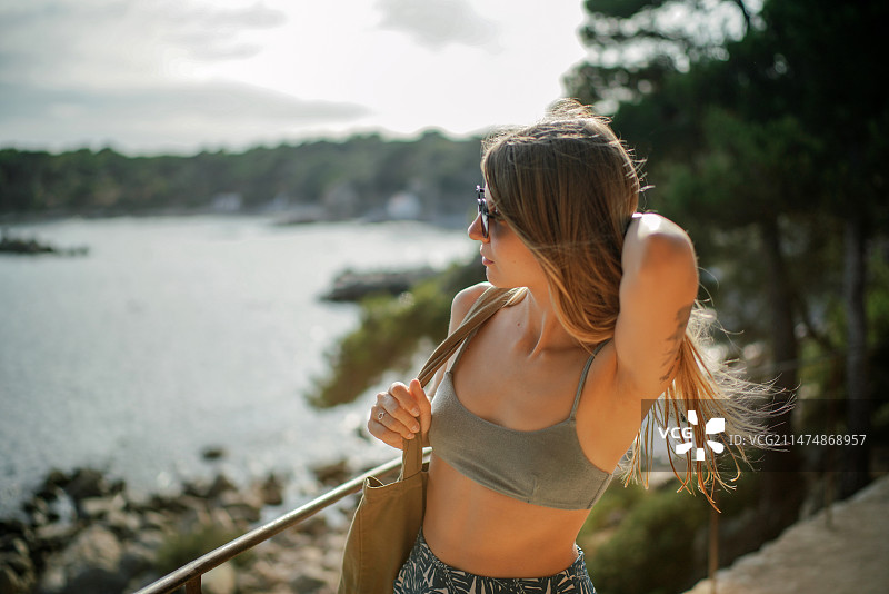 湖边的年轻女子图片素材
