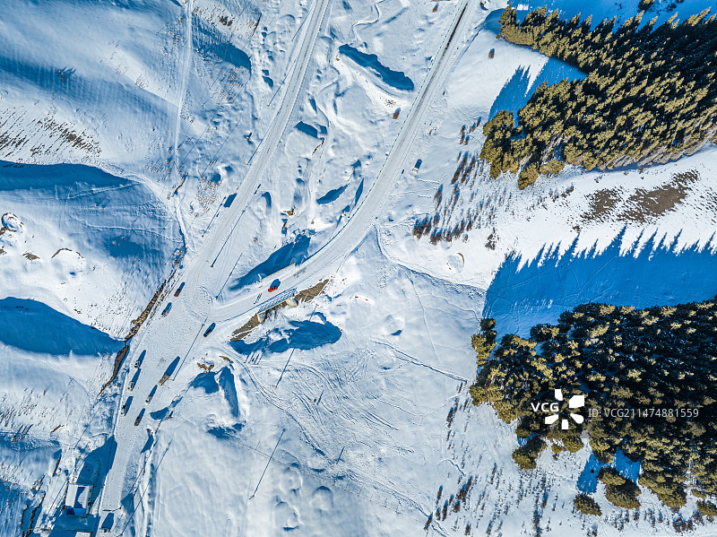 冬季  滑雪 雪山 雪乡 新疆风光 航拍 冬季运动图片素材