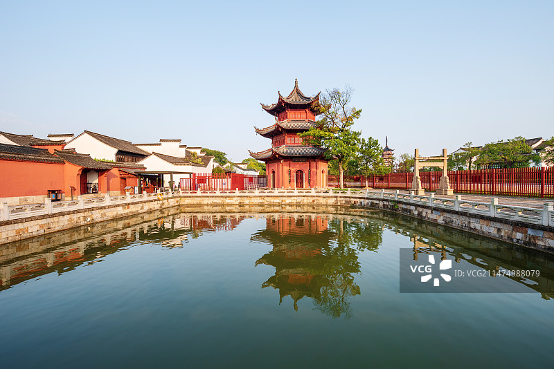 中国浙江嘉兴海宁盐官孔庙学宫——孔子雕像图片素材