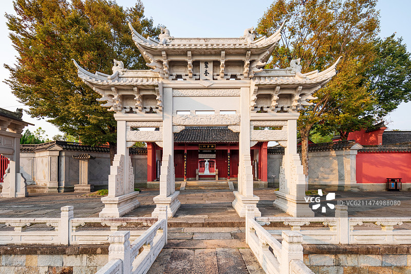 中国浙江嘉兴海宁盐官孔庙学宫——孔子雕像图片素材