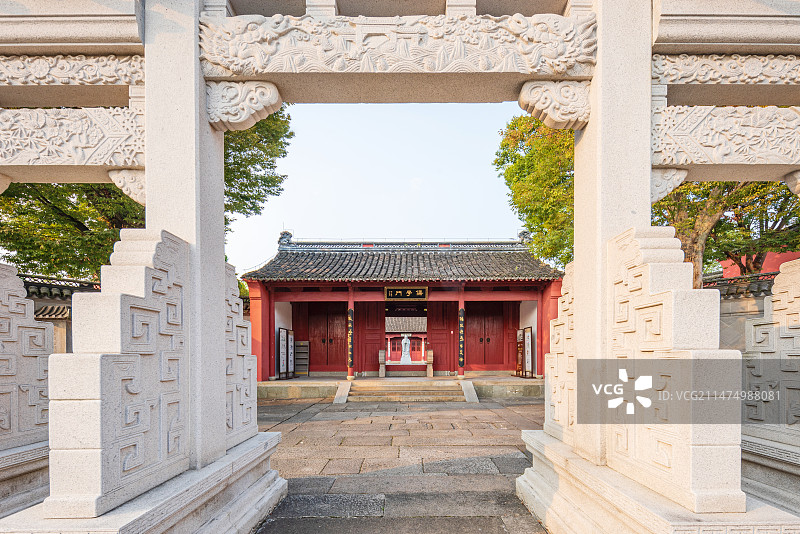 中国浙江嘉兴海宁盐官孔庙学宫——孔子雕像图片素材