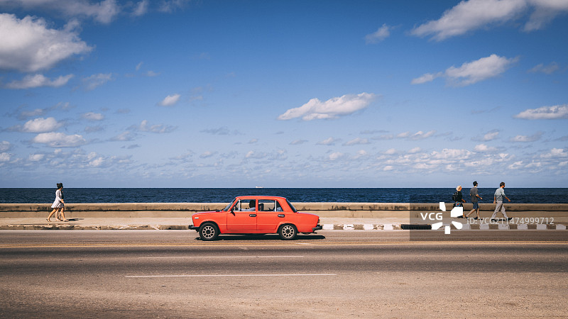 古巴哈瓦那红色老爷车和马雷贡海滨风光图片素材